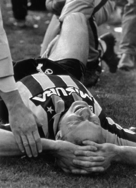 A terra dolorante dopo un contrasto di gioco con il difensore del Milan Filippo Galli durante una stracittadina (Ansa)